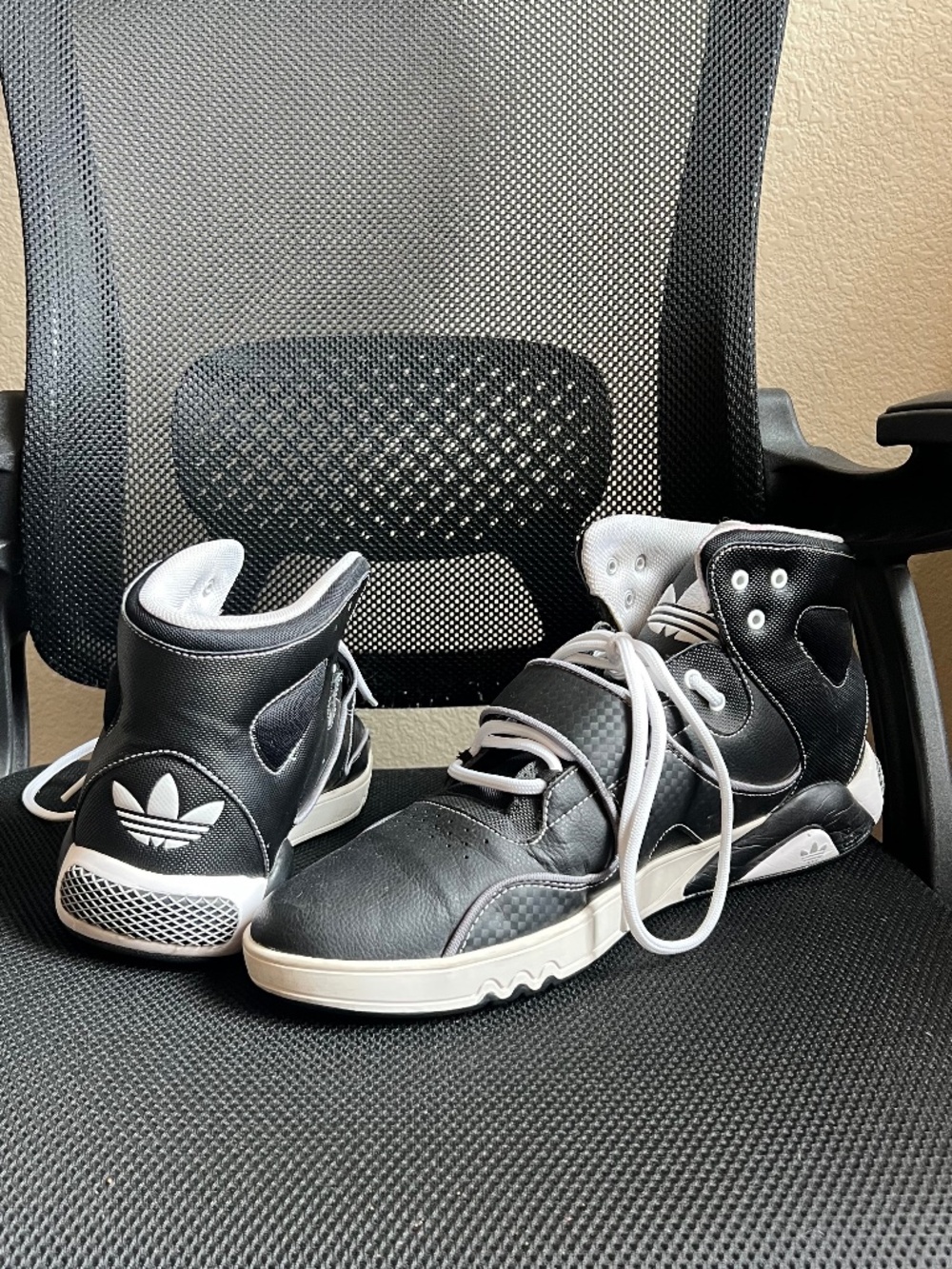 Adidas Shoes Roundhouse Mid Black/White 2010 Size: 13 MAKE AN OFFER